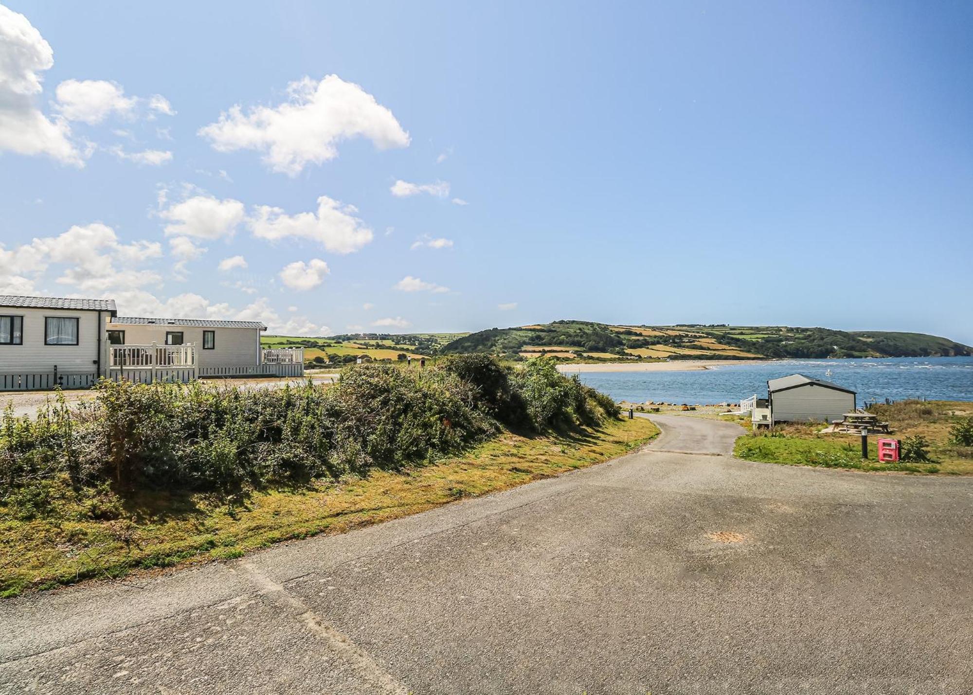Waters Edge Leisure Park Hotel Cardigan Buitenkant foto