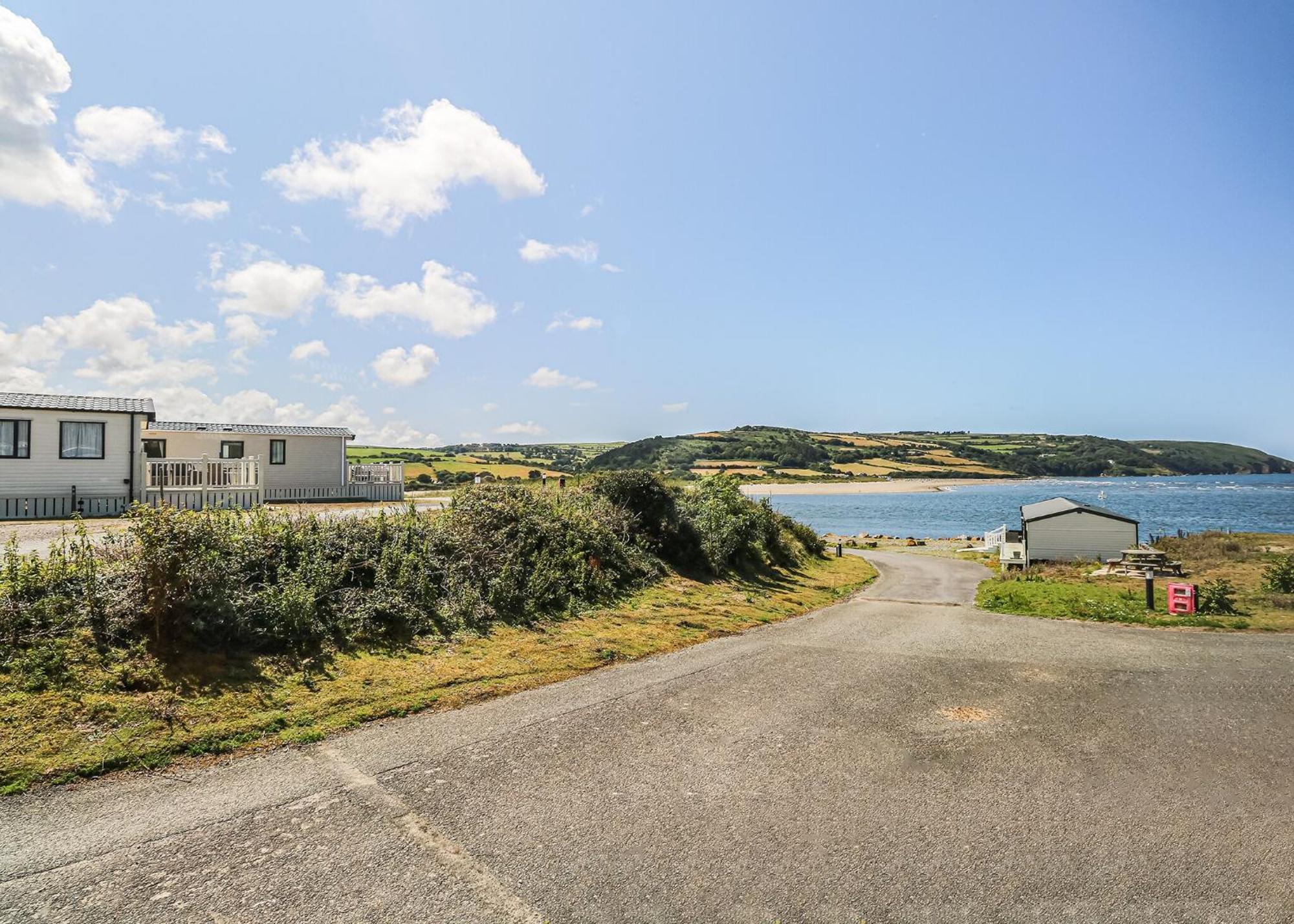 Waters Edge Leisure Park Hotel Cardigan Buitenkant foto