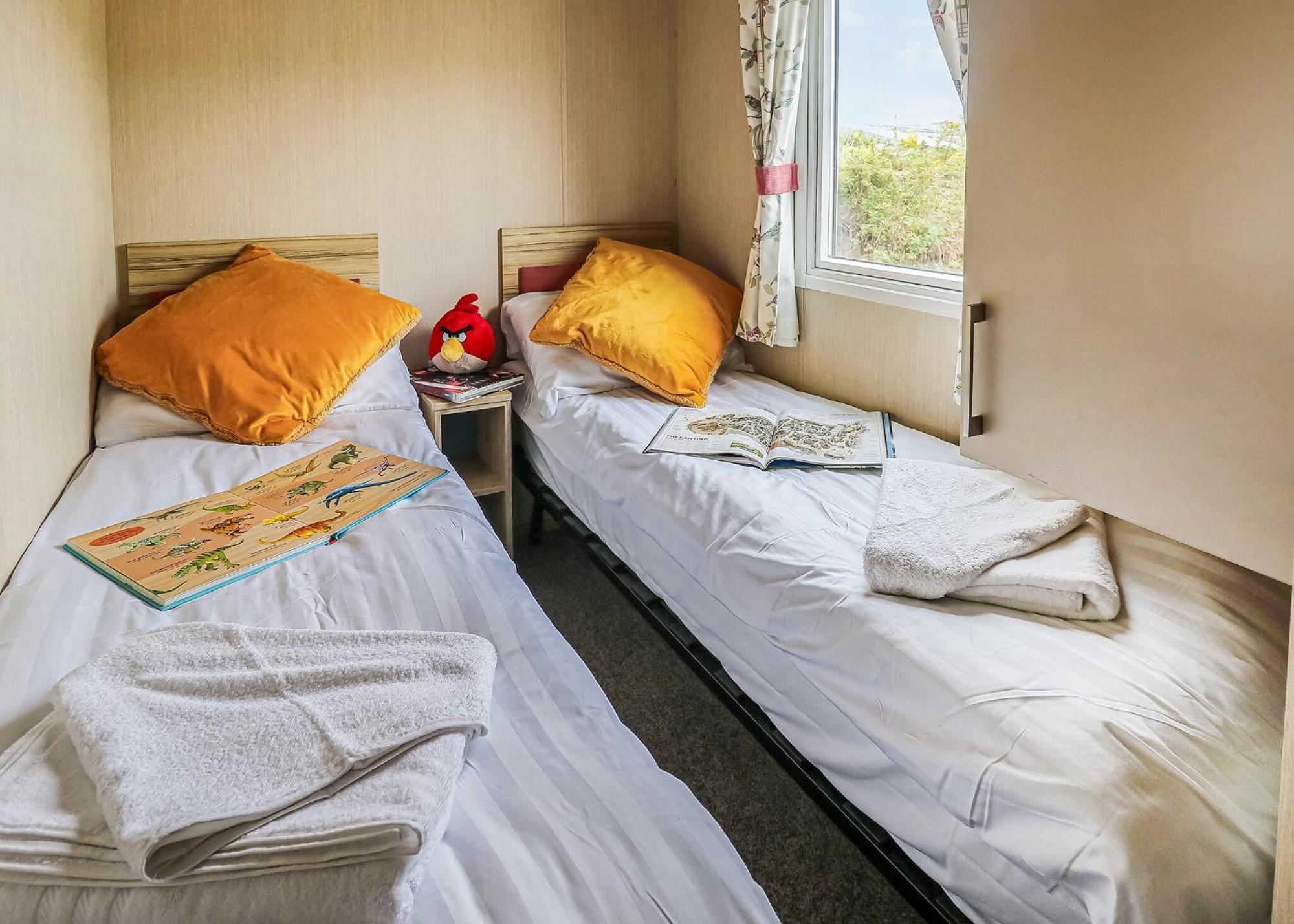 Waters Edge Leisure Park Hotel Cardigan Buitenkant foto