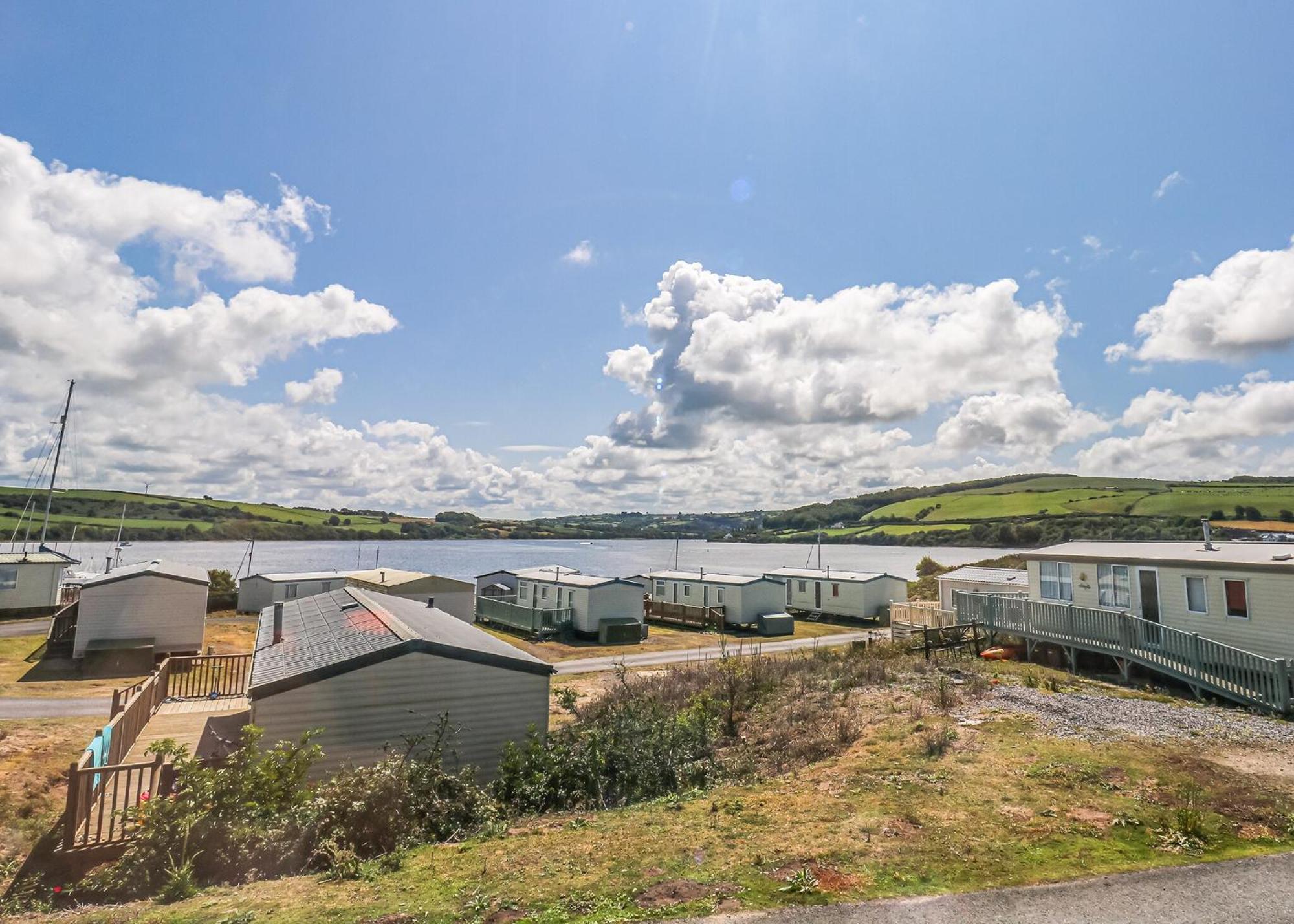 Waters Edge Leisure Park Hotel Cardigan Buitenkant foto